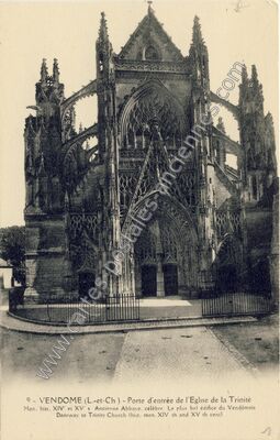 Carte postale ancienne Porte d'entrée de l'Eglise de la Trinité Mon. hist. XIV° et XV° s Ancienne Abbaye — Vendôme (Loir-et-Cher)