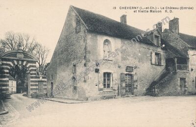 Carte postale ancienne Le Château (Entrée) et Vieille Maison — Cheverny (Loir-et-Cher)