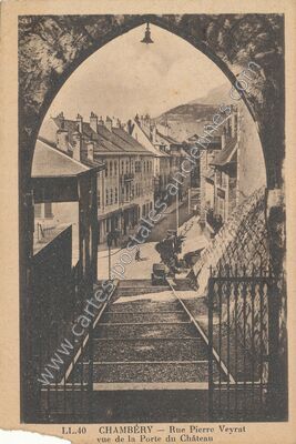 Carte postale ancienne Rue Pierre Veyrat vue de la Porte du Château — Chambéry (Savoie)