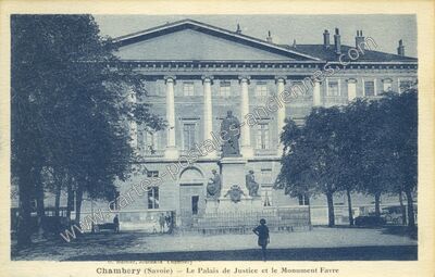 Carte postale ancienne Le Palais de Justice et le Monument Favre — Chambéry (Savoie)