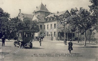 Carte postale ancienne Place des Bains et l'Hotel de Ville (Ancien Château des Marquis d'Aix, XVe siècle) — Aix-les-Bains (Savoie)