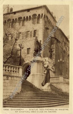 Carte postale ancienne Statue des Frères de Maistre et Château des Ducs de Savoie — Chambéry (Savoie)