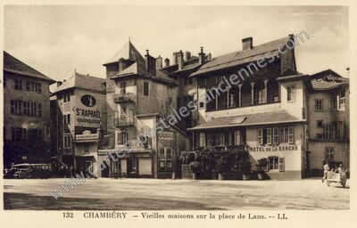Carte postale ancienne Vieilles maisons sur la place de Lans — Chambéry (Savoie)