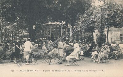Carte postale ancienne Square de l'Hôtel-de-Ville à l'heure de la musique — Aix-les-Bains (Savoie)