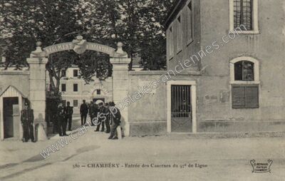 Carte postale ancienne Entrée des Casernes du 97e de Ligne — Chambéry (Savoie)