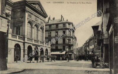 Carte postale ancienne Le Théâtre et la Rue d'Italie — Chambéry (Savoie)