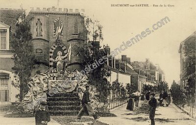 Carte postale ancienne Rue de la Gare — Beaumont-sur-Sarthe (Sarthe)