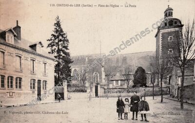 Carte postale ancienne Place de l'Eglise — La Poste — Château-du-Loir (Sarthe)