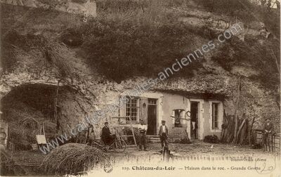 Carte postale ancienne Maison dans le roc. - Grande Grotte — Château-du-Loir (Sarthe)