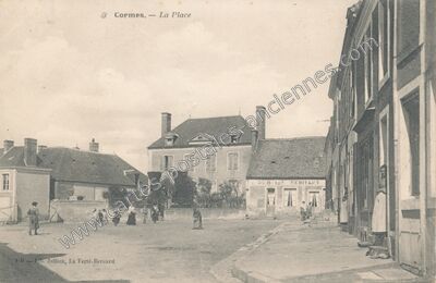Carte postale ancienne La Place — Cormes (Sarthe)
