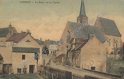 Carte postale ancienne La Basse rue et l'Église — Cormes (Sarthe)