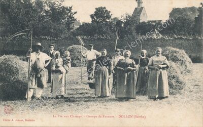 Carte postale ancienne La Vie aux Champs. - Groupe de Faneurs — Dollon (Sarthe)