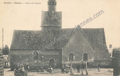 Carte postale ancienne Place de l'Eglise — Dollon (Sarthe)