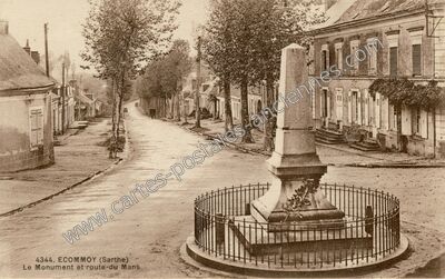 Carte postale ancienne Le Monument et route-du Mans — Écommoy (Sarthe)