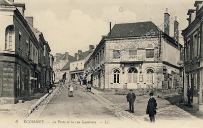 Carte postale ancienne La Poste et la rue Gambetta — Écommoy (Sarthe)
