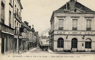Carte postale ancienne Hôtel de Ville et rue Carnot — Écommoy (Sarthe)