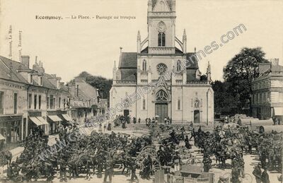 Carte postale ancienne La Place. - Passage de troupes — Écommoy (Sarthe)