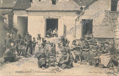 Carte postale ancienne Fabrication des Sabots — Jupilles (Sarthe)
