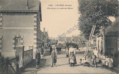 Carte postale ancienne Carrefour et route des Gares — Lavaré (Sarthe)