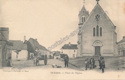 Carte postale ancienne Place de l'Eglise — Le Luart (Sarthe)