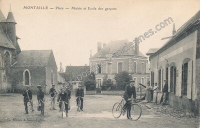Carte postale ancienne Place — Mairie et Ecole des garçons — Montaillé (Sarthe)