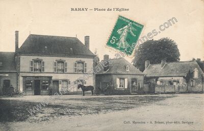 Carte postale ancienne Place de l'Eglise — Rahay (Sarthe)