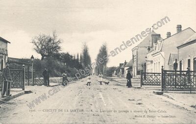 Carte postale ancienne Circuit de la Sarthe. L'arrivée au passage à niveau — Saint-Calais (Sarthe)
