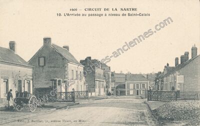 Carte postale ancienne L'Arrivée au passage à niveau — Saint-Calais (Sarthe)