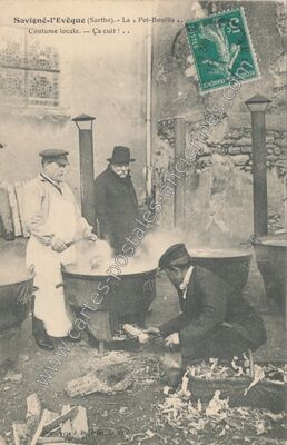 Carte postale ancienne La « Pot-Bouille ». Coutume locale. — Ça cuit ! .. — Savigné-l'Évêque (Sarthe)
