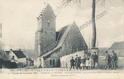 Carte postale ancienne Traversée de droite à gauche devant l'Eglise d'origine romane (Chevet et Tour du XVIe s.) — Sceaux-sur-Huisne (Sarthe)