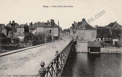 Carte postale ancienne Pont et Rue de la Gare — Vaas (Sarthe)