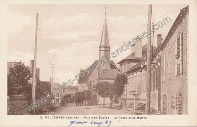 Carte postale ancienne Rue des Écoles - La Poste et la Mairie — Valennes (Sarthe)