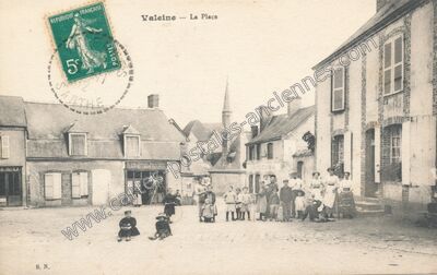 Carte postale ancienne La Place — Valennes (Sarthe)