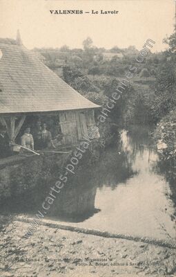 Carte postale ancienne Le Lavoir — Valennes (Sarthe)