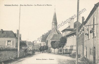 Carte postale ancienne Rue des Ecoles - La Poste et la Mairie — Valennes (Sarthe)