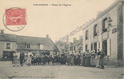 Carte postale ancienne Place de l'Église — Valennes (Sarthe)