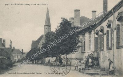 Carte postale ancienne Rue des Ecoles — Valennes (Sarthe)