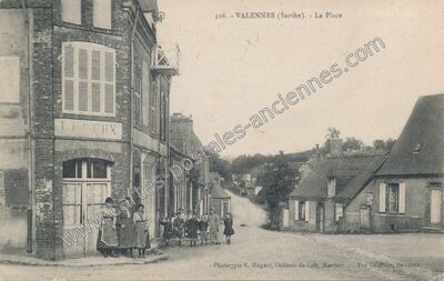 Carte postale ancienne La Place — Valennes (Sarthe)