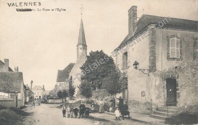 Carte postale ancienne La Poste et l'Eglise — Valennes (Sarthe)