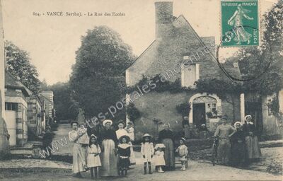 Carte postale ancienne La Rue des Ecoles — Vancé (Sarthe)