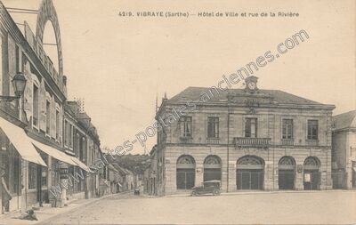 Carte postale ancienne Hôtel de Ville et rue de la Rivière — Vibraye (Sarthe)