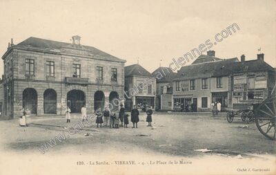 Carte postale ancienne La Place de la Mairie — Vibraye (Sarthe)