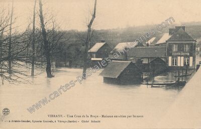 Carte postale ancienne Une Crue de la Braye - Maisons envahies par les eaux — Vibraye (Sarthe)