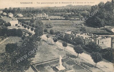 Carte postale ancienne Vue panoramique sur le Monument et l'Avenue de la Gare — Vibraye (Sarthe)