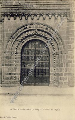 Carte postale ancienne Le Portail de l'Eglise — Fresnay-sur-Sarthe (Sarthe)