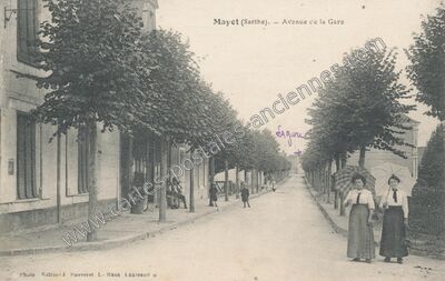 Carte postale ancienne Avenue de la Gare — Mayet (Sarthe)