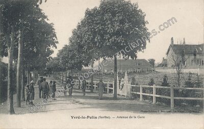 Carte postale ancienne Avenue de la Gare — Yvré-le-Pôlin (Sarthe)