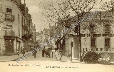 Carte postale ancienne Rue des Ecoles — Le Creusot (Saône-et-Loire)