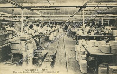 Carte postale ancienne Faïencerie de Digoin, Une partie d'Atelier de Brossage et Trempage — Digoin (Saône-et-Loire)