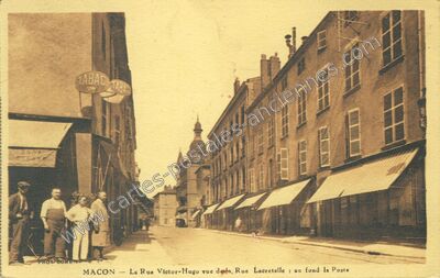 Carte postale ancienne La Rue Victor-Hugo vue de la Rue Lacretelle : au fond la Poste — Mâcon (Saône-et-Loire)